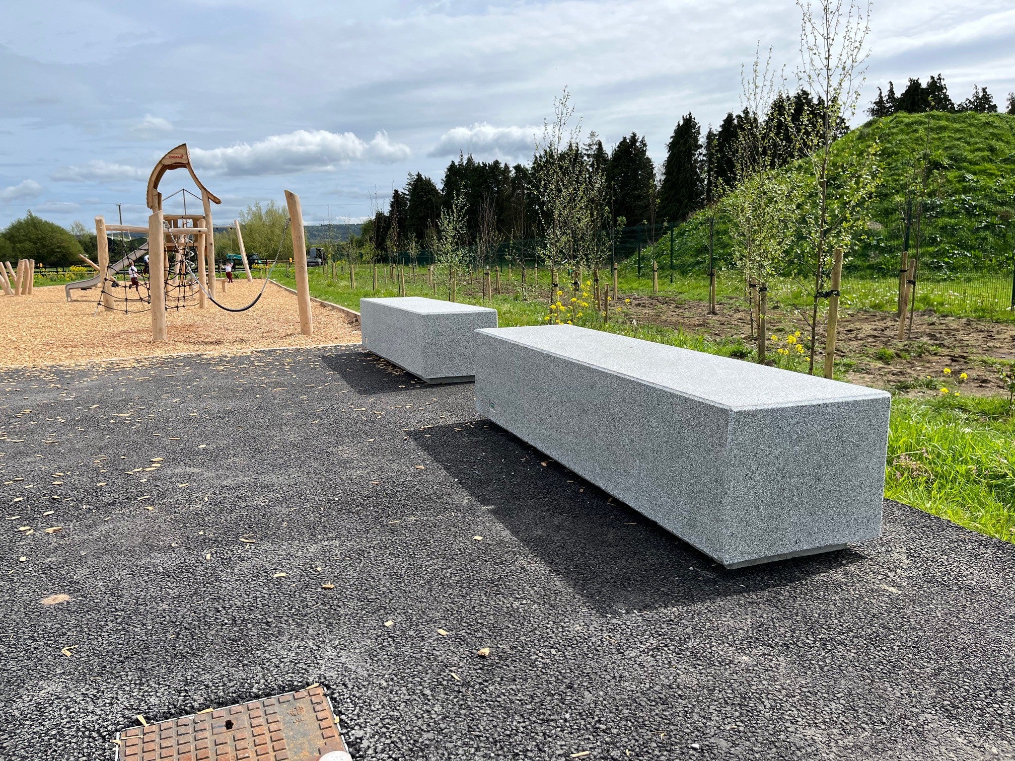 Benito Kube Concrete Bench