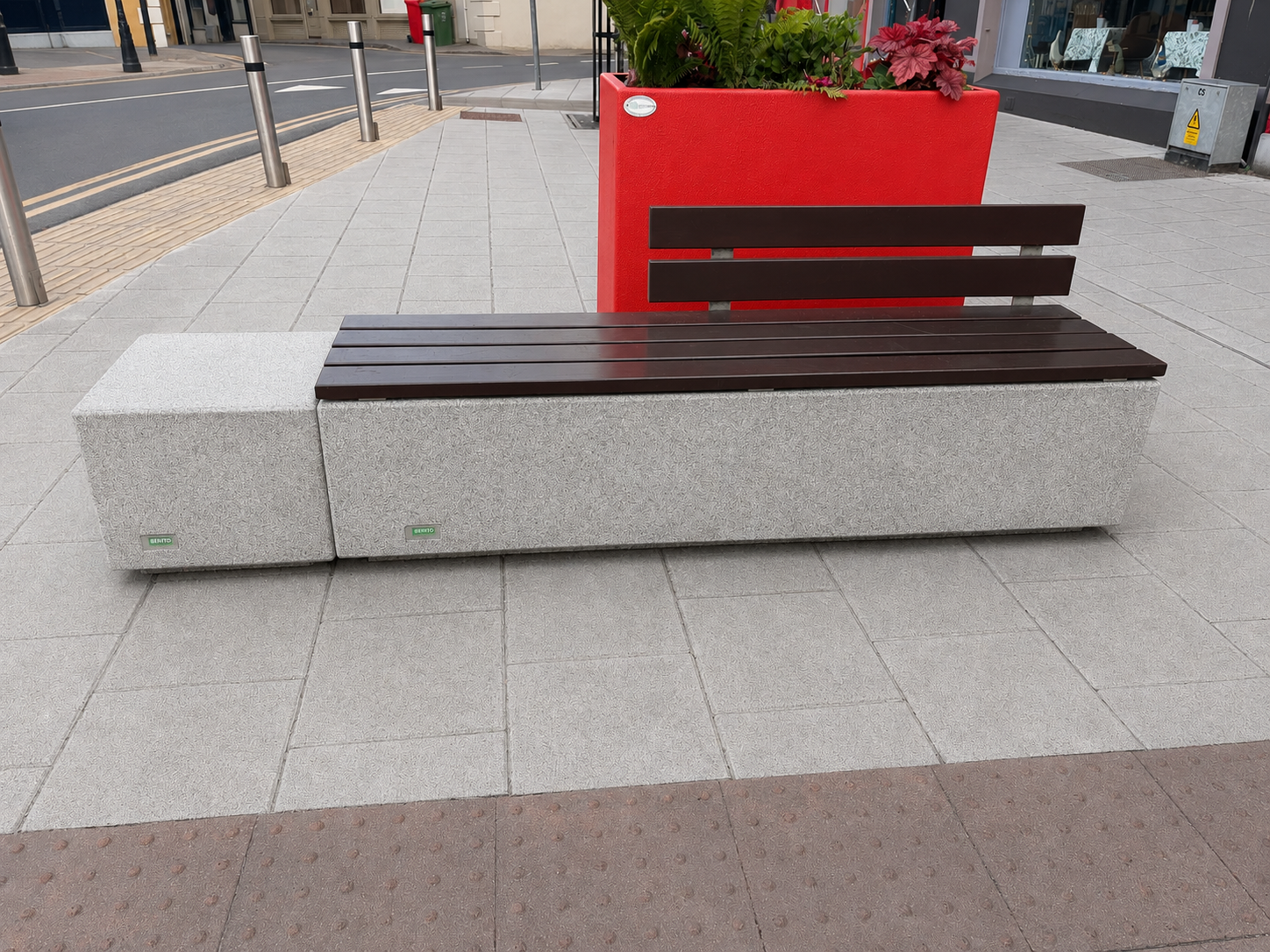 Benito Kube Madera Concrete Bench