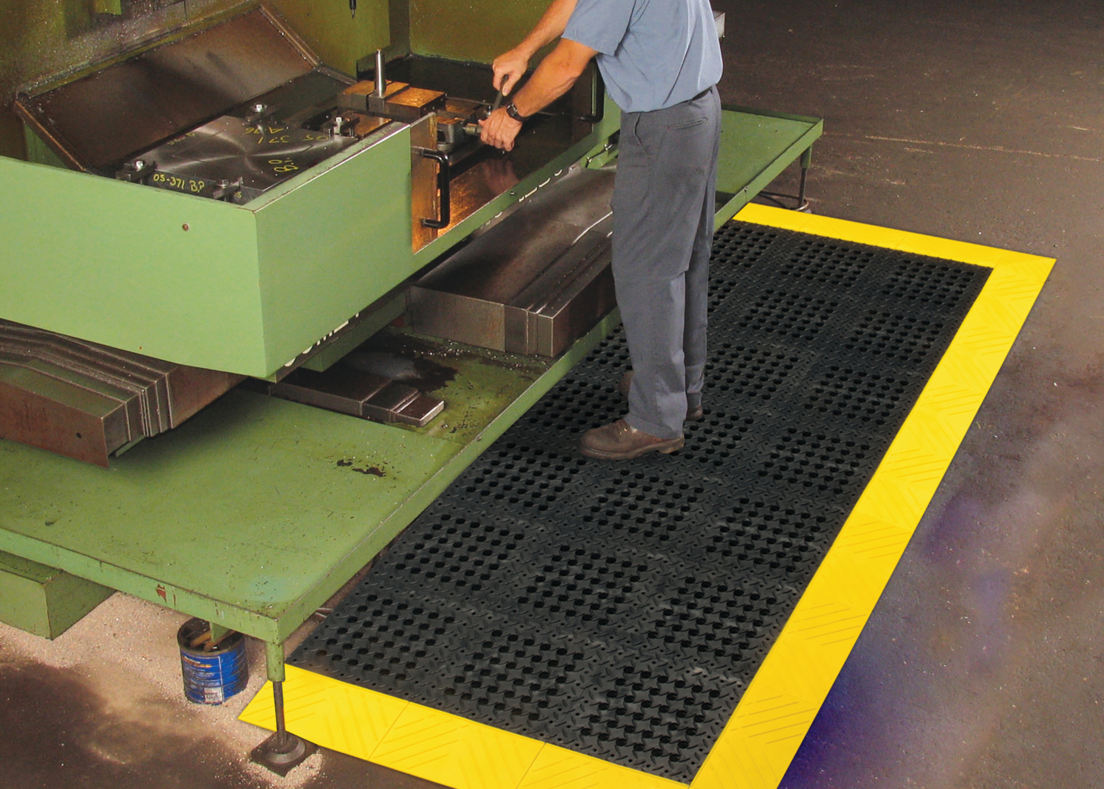 Diamond Flex Lok™ Anti-Fatigue Mat In Use