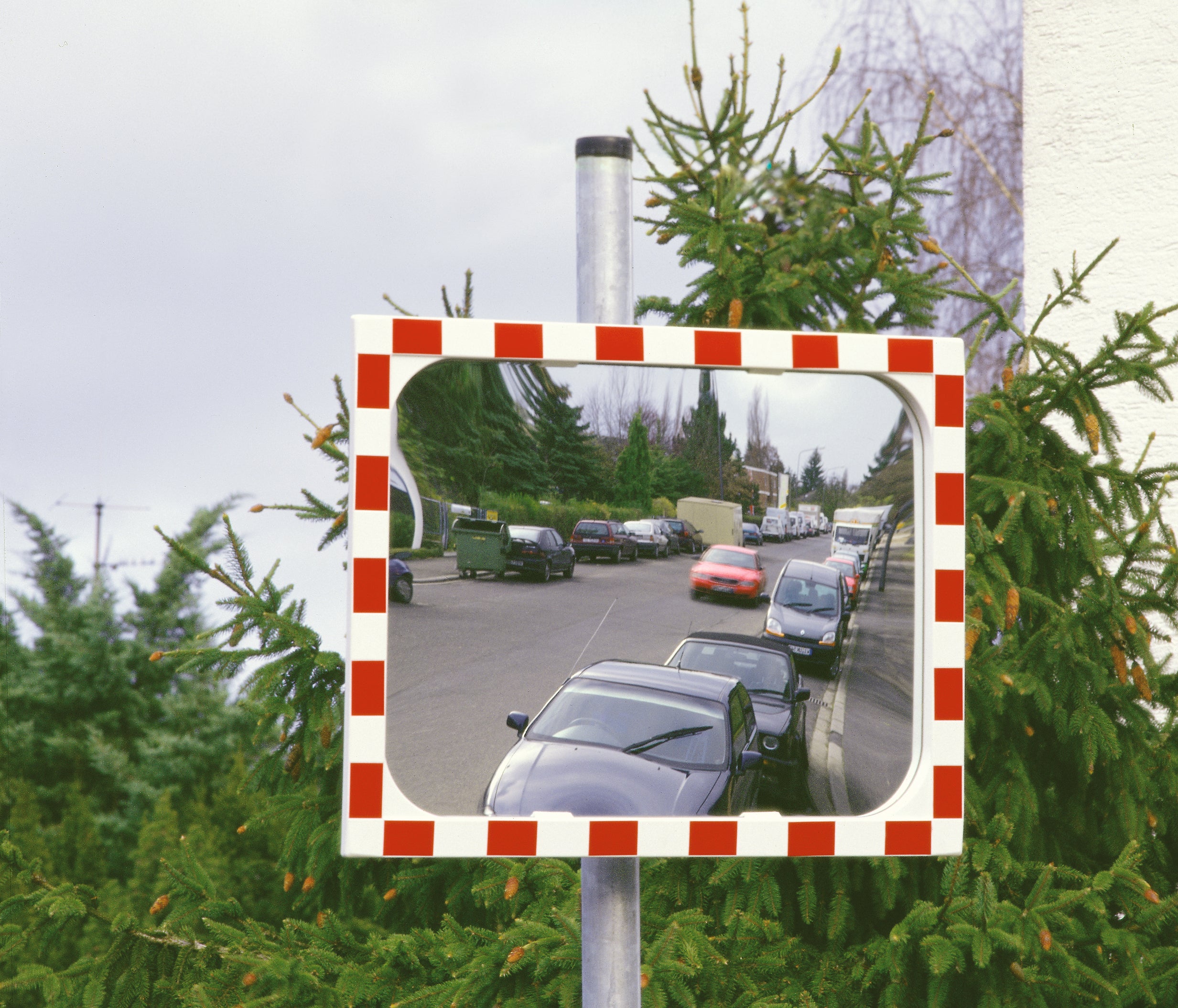 Heated convex mirror on a pole