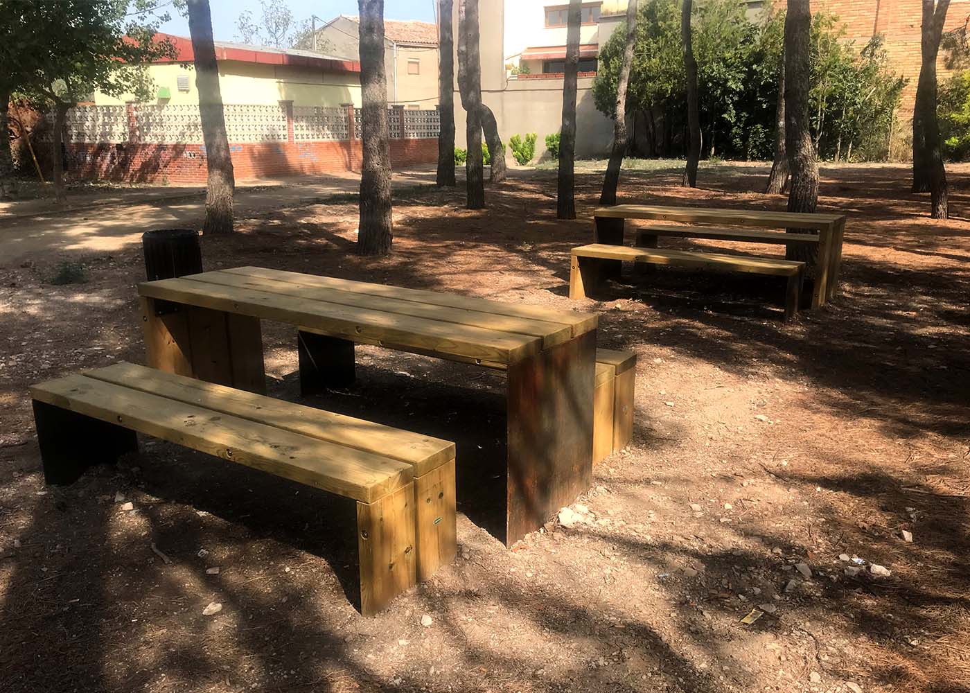 Benito Gavarres Picnic Table Set